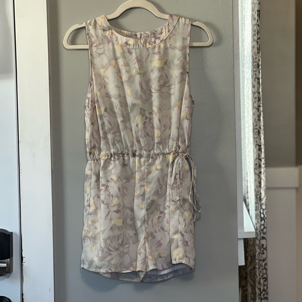 Urban Outfitters Kimchi Blue Tan Floral Open Back Romper size small